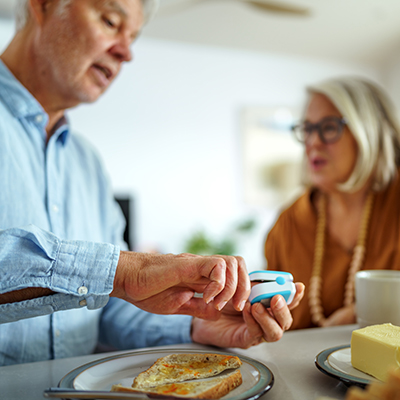Man using pulse oximeter